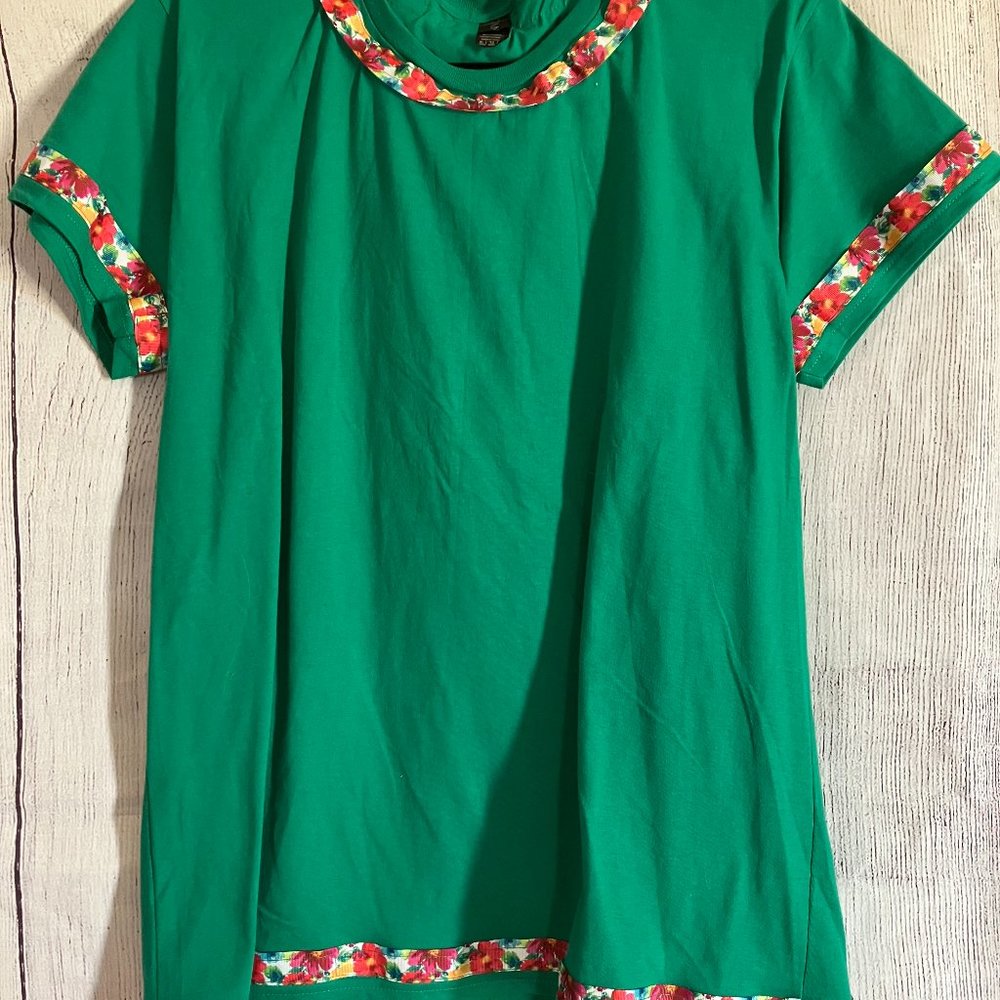211 scoop neck tee with floral accent ribbon - hip slit